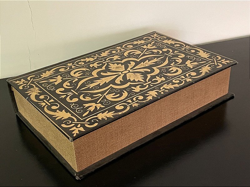 Linda caixa em madeira imitando livro com pintura dourado mede:33x22x7