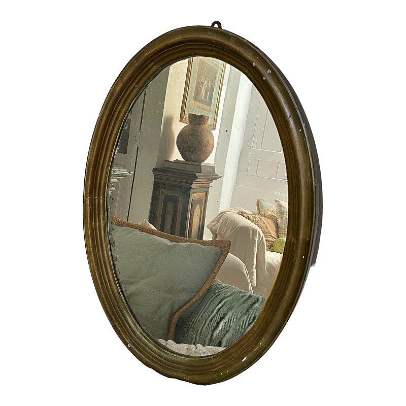 Antigo espelho bisotado com moldura em madeira de grossa espessura, pátina verde dourada, mede 67x48x6 cm espessura