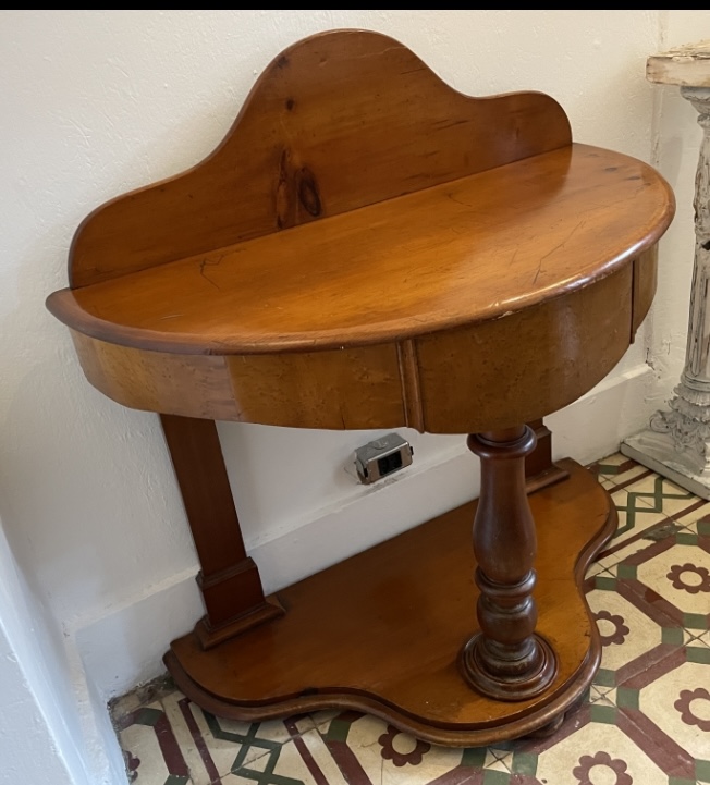 Antiga mesa lateral inglesa em carvalho com uma gaveta