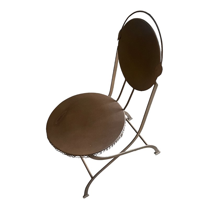 Linda cadeira design em ferro com detalhes de escultura de borboleta , saia rendada, ótimo estado , mede 42x52x94 cm altura, pesa 6 kg