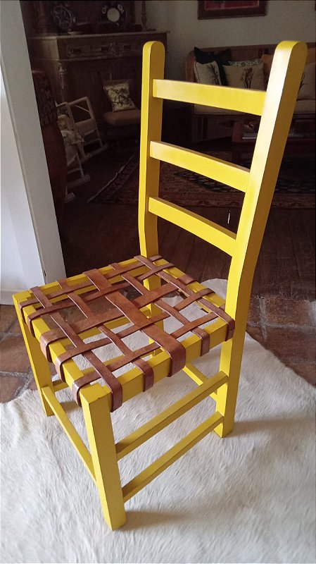 Linda cadeira em madeira amarela com assento em tiras de couro natural mede: 45x42x96 altura