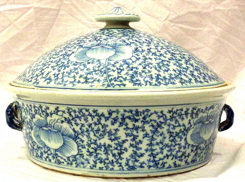 Antiga panela de arroz com tampa em porcelana chinesa, azul e branca, decorada com arabescos e flores em azul sobre fundo branco. Medidas: Alt. 16 cm x Diâm. 24 cm