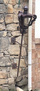 Luminária de parede em ferro estilo medieval com haste e suporte, mede 1,50x40x40 cm