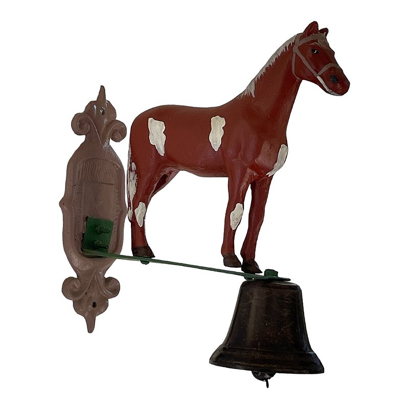 Escultura de cavalo em ferro com pintura de marrom e branco, sino acoplado, mede 32x30 , sino mede 13 cm