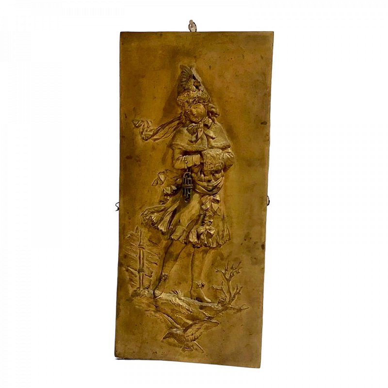 Antiga placa em bronze , com escultura auto relevo, menina com lenço , peça toda em dourado, brunida a ouro, mede 60x24 cm largura, pesa 5 kg