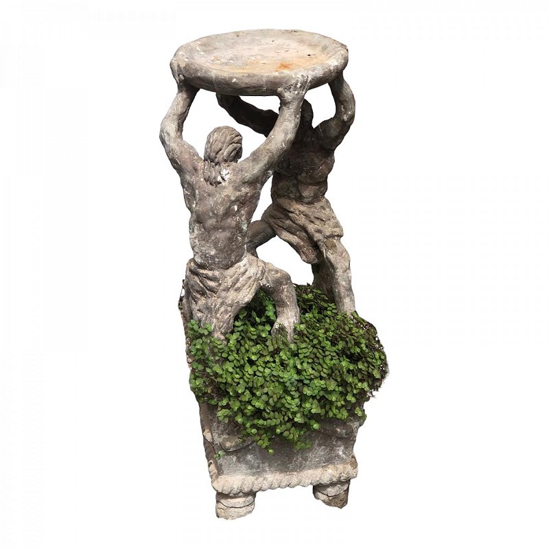 Antigo vaso de cimento com duas esculturas homens segurando bandeja de cimento, peça pesada, mede 92x50 cm diâmetro