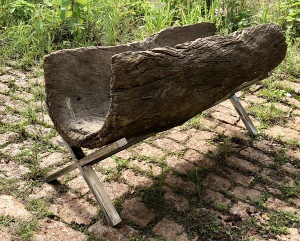 Linda e grande escultura em madeira, casca de arvore tratada com base de ferro em X, pode ser usada para guardar lenha, mede 1,40 metro, peça pesada, bruta , ótimo estado