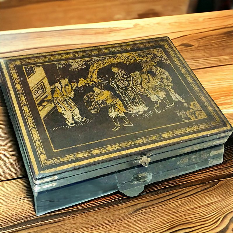 Antigo e raro tabuleiro de jogos orientais , em madeira com desenhos em alto relevo, patinado em ouro, mede 30x20 cm