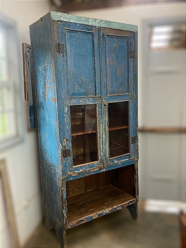 Maravilhoso armário de fazenda em madeira nobre com restos de policromia de época , azul, duas portas com vidro, vão aberto na parte interna , pés recortados, ótimo estado, mede 2,23x98x55 cm profundidade