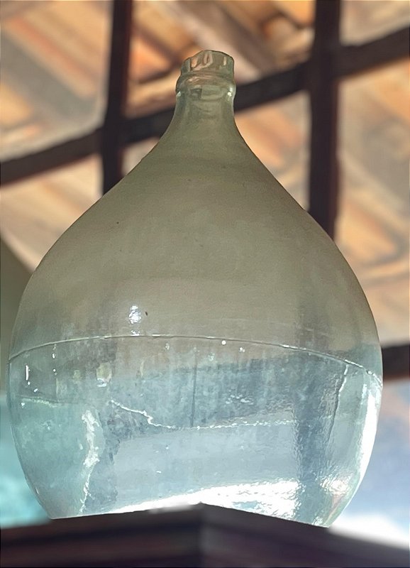 Antiga garrafa bojuda de vidro grosso , mede 62x54 cm diâmetro