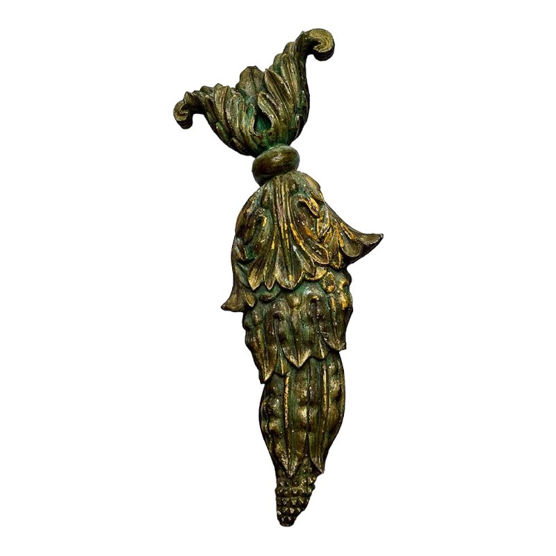 Fragmento em madeira entalhada com restos de policromia verde e dourada, peça decorativa, mede 70x22 cm largura