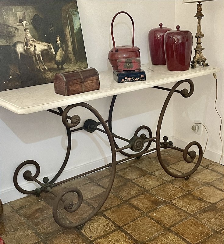 Lindo e antigo aparador italiano com mármore carrara de 4 cm , ferro forgê , detalhe de apliques em bronze , peça imponente , original, impecável