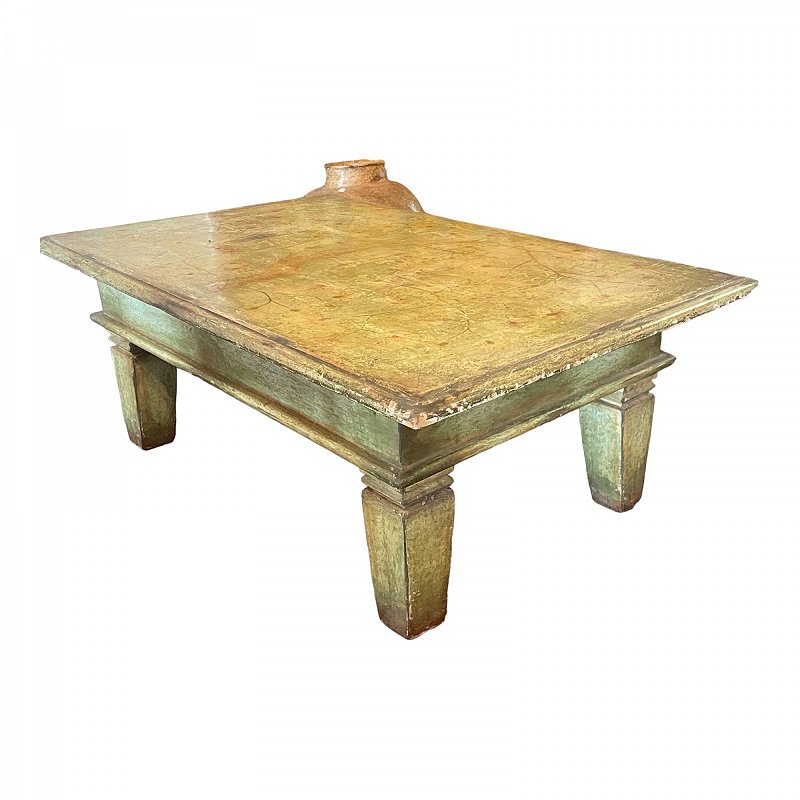 Linda mesa de centro em madeira com pintura envelhecida , desenho de flores, cor verde , detalhes de saia e pés largos entalhados, mede 1,20x73x45 cm altura, peso 13 kg
