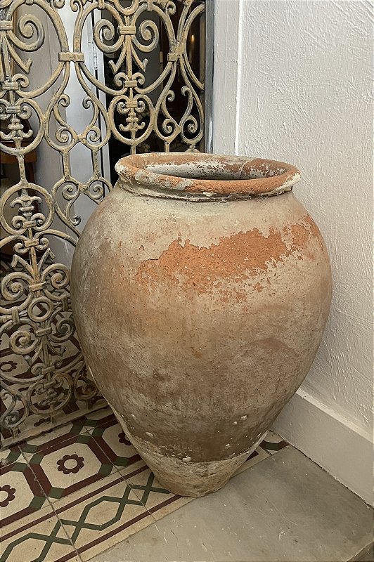 Antigo e imponente vaso de barro bojudo de grossa espessura, resistente, mede 93 x 65 cm largura