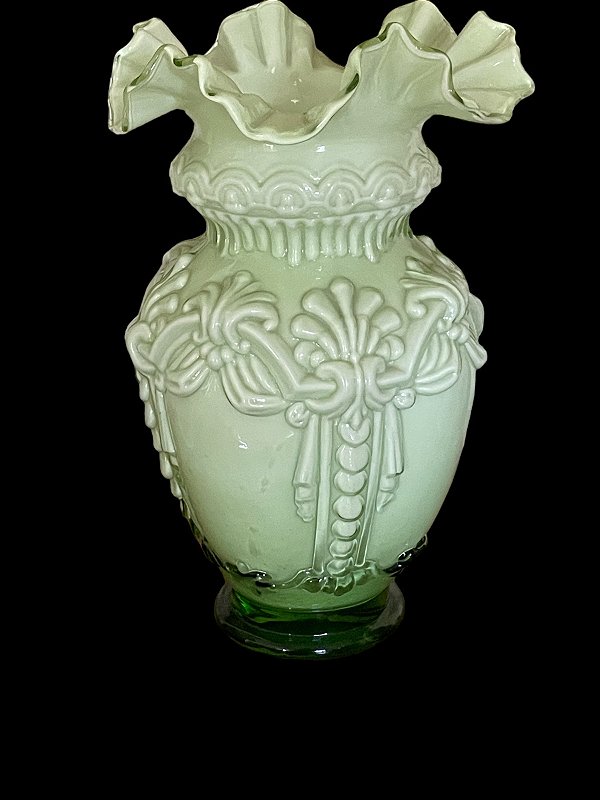 Antigo e lindo vaso em vidro opalinado em formato de flor, cor verde, mede 30x20 cm largura