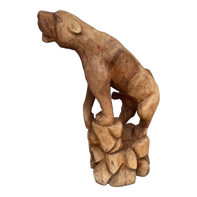 Grande escultura de madeira esculpido em uma única peça , representando animal, mede 86x65x35 cm largura, peso 15 kg
