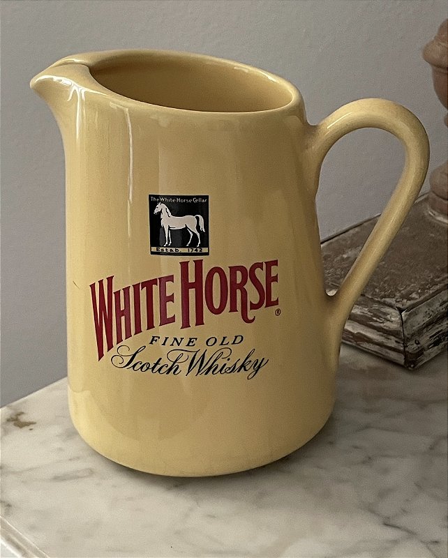 Antiga jarra de porcelana , White Horse, cor amarela com alça , mede 22 cm