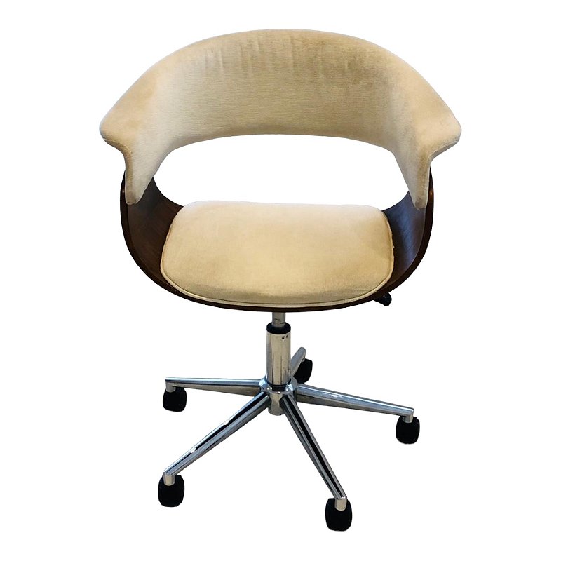 Confortável cadeira com rodizio , acento e encosto em tecido, necessita lavagem, detalhes de madeira nas laterais