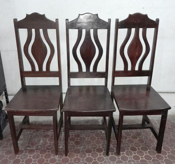 Antigas cadeiras (6) de madeira de lei, medindo 115 x 45 x 40, marcas do tempo