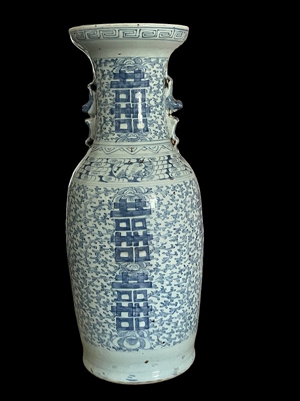 Grande importante vaso chines em porcelana azul e branca, mede 58x26 cm largura, lacre de procedência da peça no fundo
