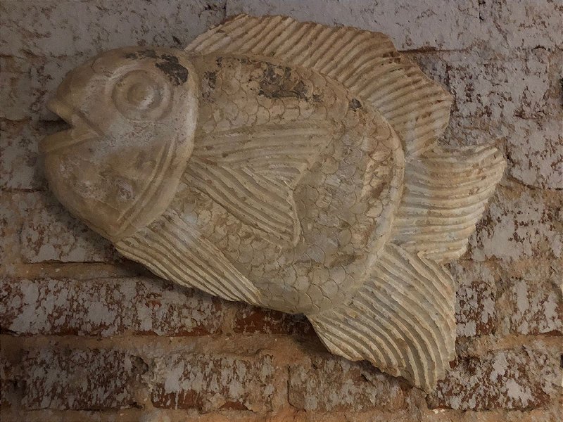 Linda escultura de parede em pedra representando peixe, mede 45x40 cm