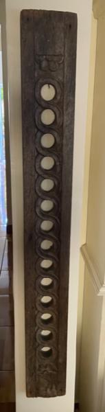 Antigo fragmento em madeira de grossa espessura, linda peça decorativa, mede 1,18x15x5 cm espessura