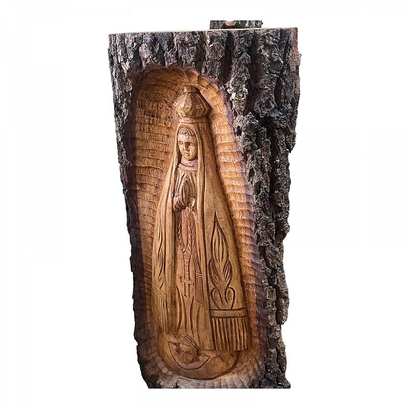 Linda peça esculpida em tora de madeira com restos de cascas , tratada, representando Nossa Senhora da Aparecida, mede 70x28 cm