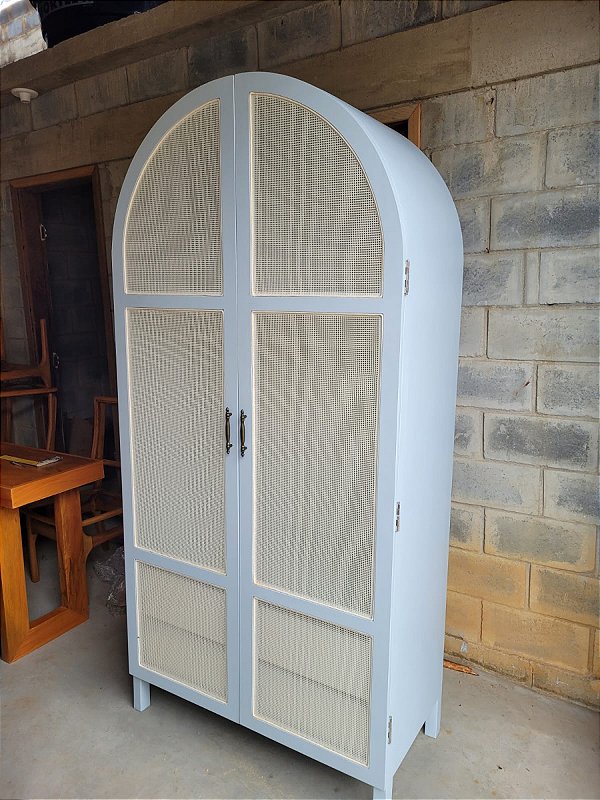Diferente armário , guarda roupas em madeira nobre na cor branca com portas em telinha, impecável, mede 2,10 x1 x 50 cm profundidade