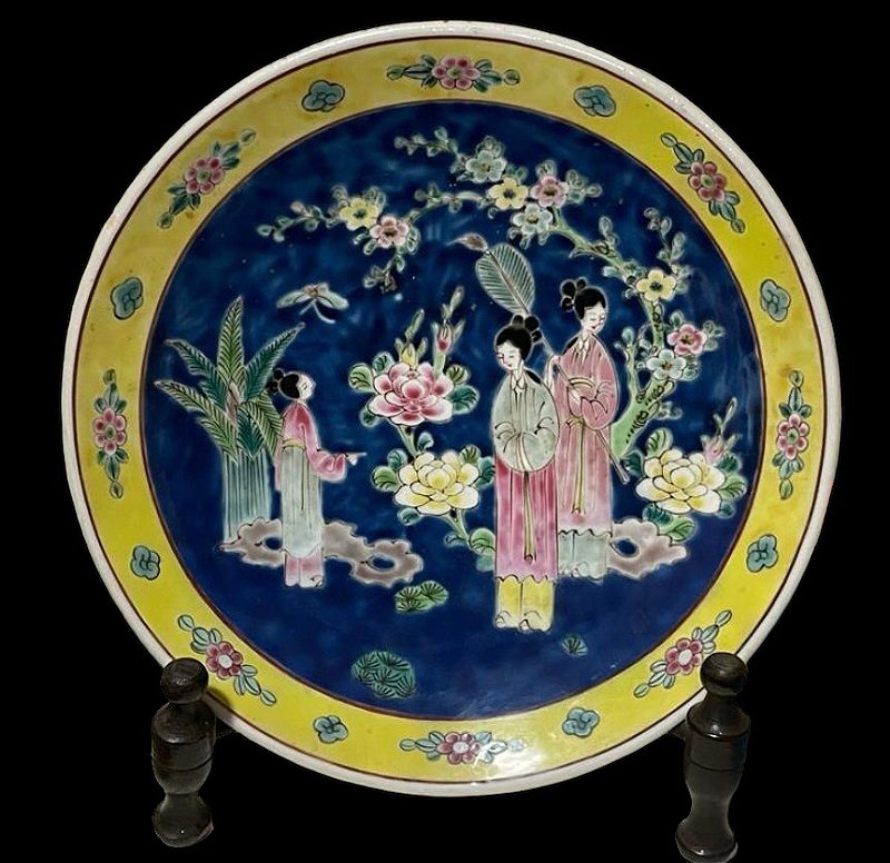 Antigo prato em porcelana oriental , com lindas cores e desenho de gueixa , mede 28 cm