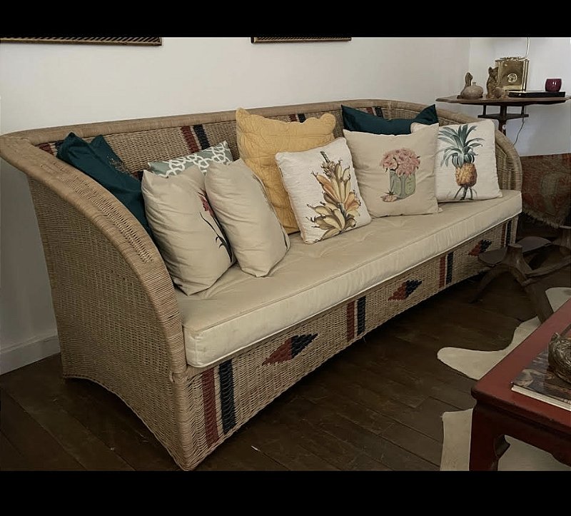 Maravilhoso sofá Armando Cerello, em vime , detalhes geométricos , impecável. mede 2,20 x 95 largura, acompanha as almofadas