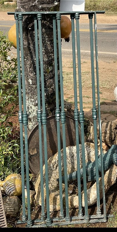 Duas antigas grades em ferro fundido, pesadas, detalhes de anéis em chumbo, policromia verde, mede 1,50x70 e 1,50x56 largura