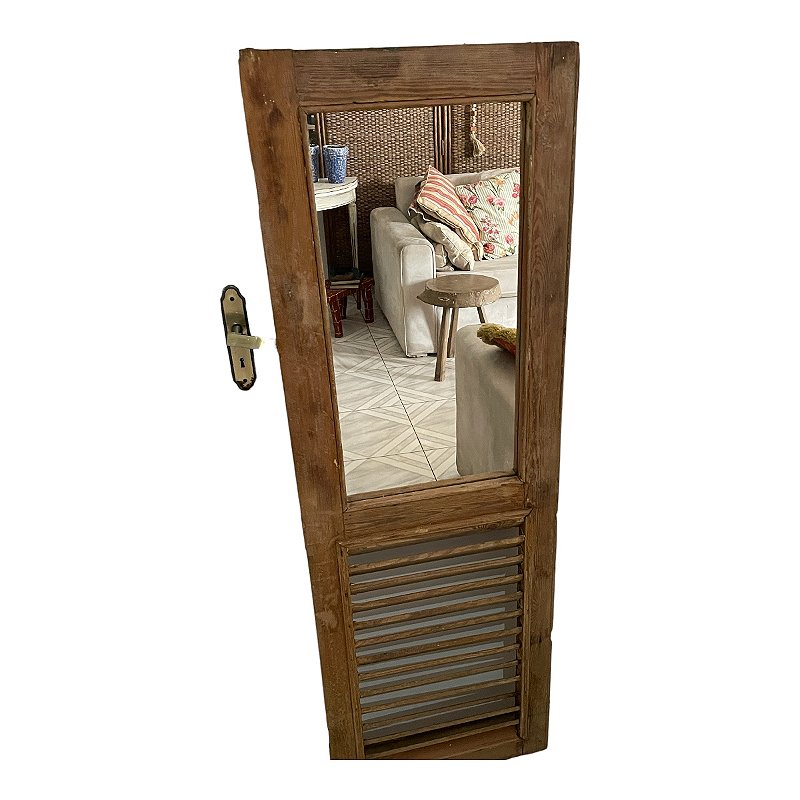 Espelho montado com uma antiga porta de pinho de riga, com veneziana, mede 1,50x50x3 cm espessura