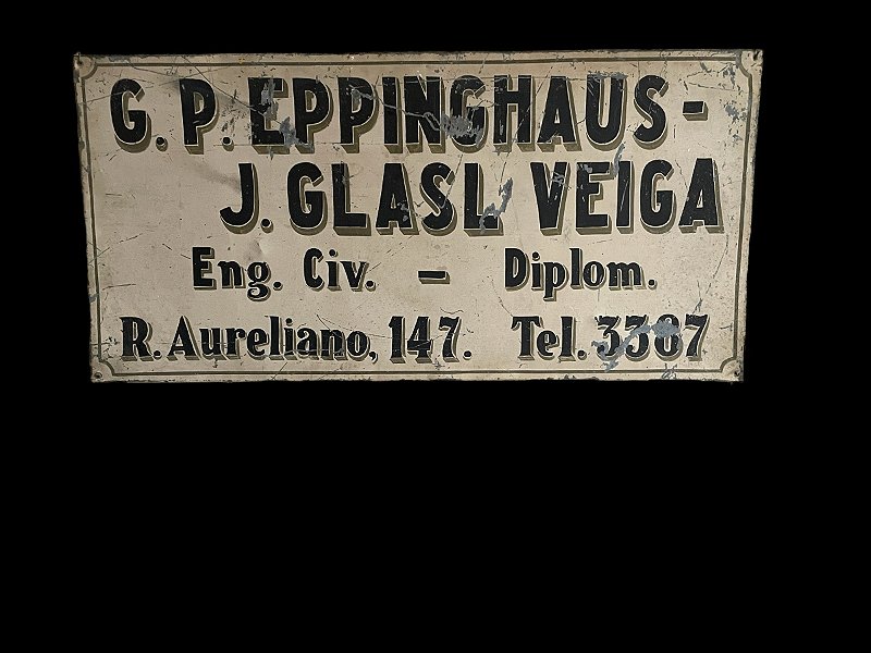 Antiga placa de ferro , com dizeres do profissional , Engenheiro e nome da rua , mede
