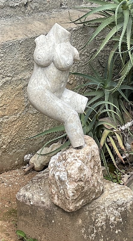 Escultura em pedra apicuada, figura de corpo feminino, base em pedra , linda peça , mede 70 cm