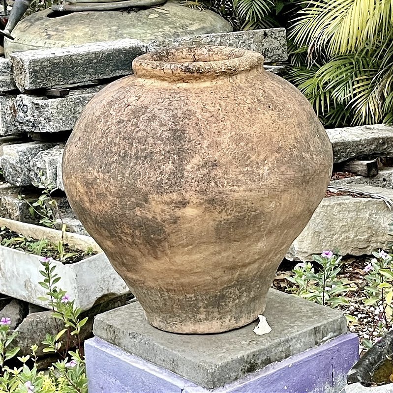 Antigo e raro vaso de barro, bojudo, grosso e pesado , mede 65 cm altura