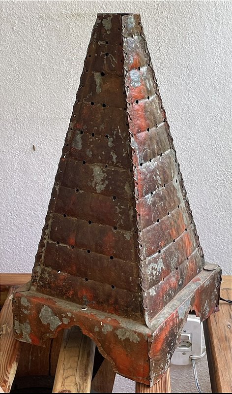 Diferente e linda luminária em chapa de latão com pátina vermelha , em forma de torre, mede 52x27 , funcionando