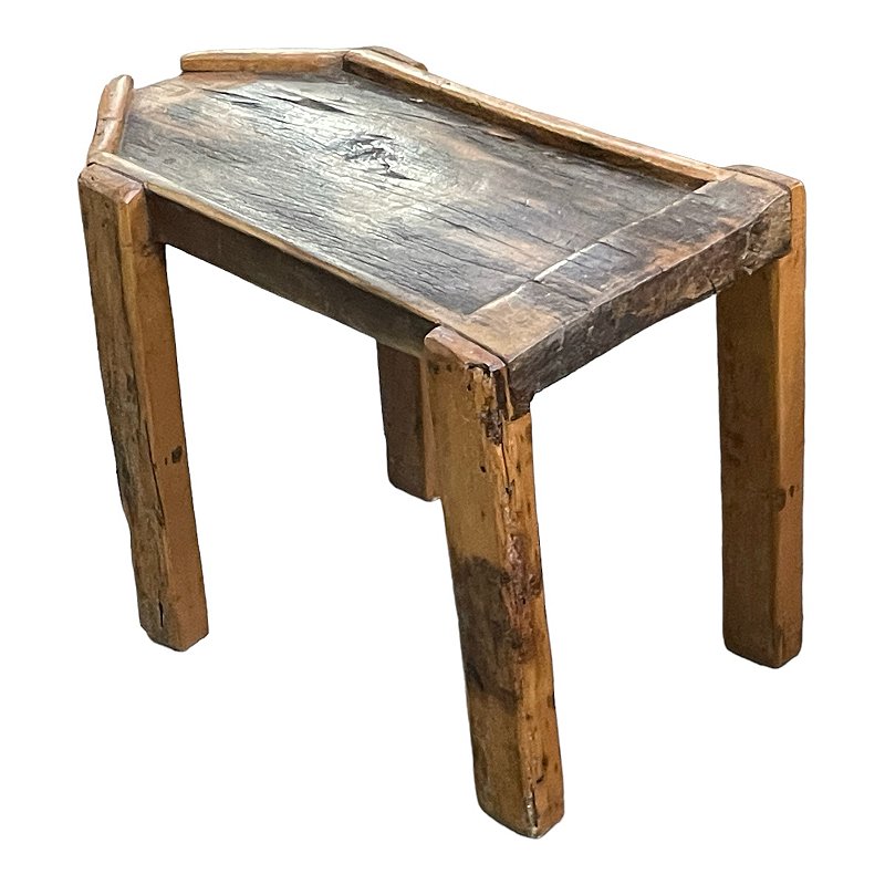 Mesa de apoio em madeira antiga em formato de queijeira, quatro pés, ótimo estado, mede 52x32x40 cm altura