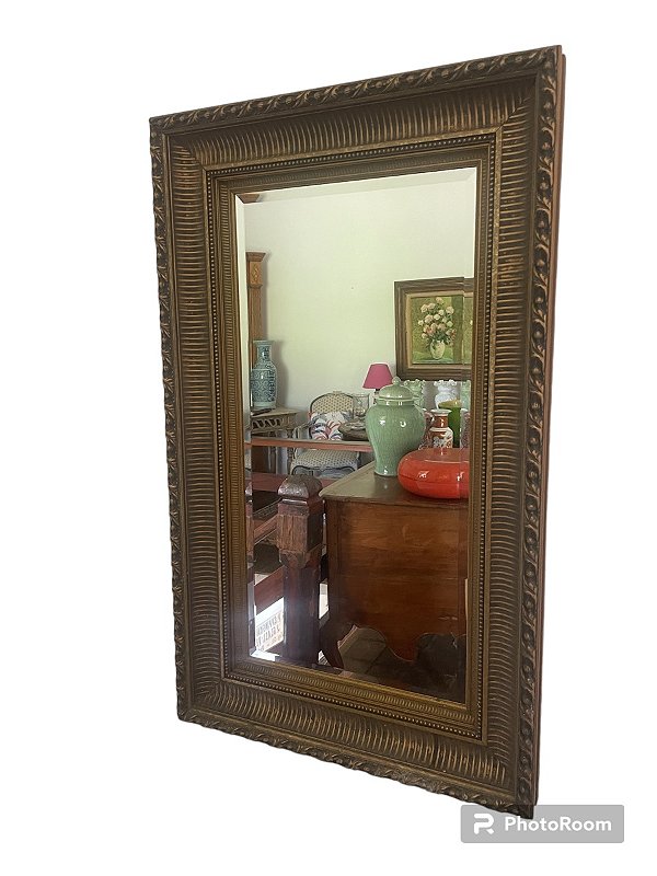 Antigo espelho bizotado, sextavado, com linda moldura em madeira entalhada , mede 80x40 cm
