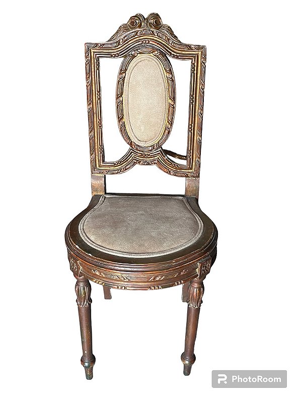 Antiga e linda cadeira Francesa, original, com lindo entalhe na saia , pés entalhados, acento em camurça, ótimo estado
