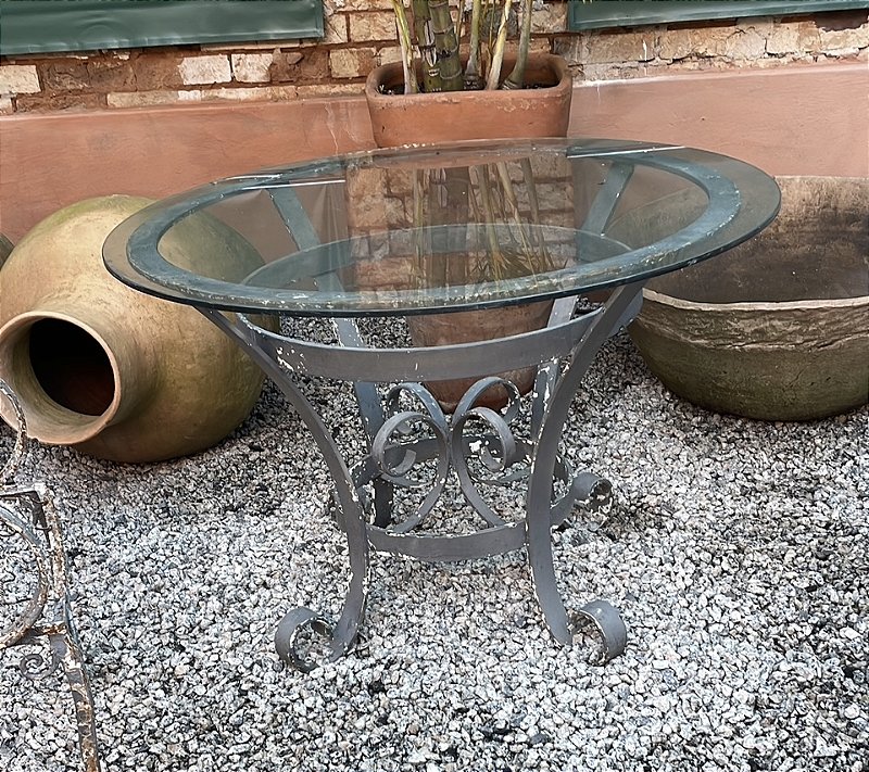 Antiga e linda mesa em ferro forjado, com tampo de vidro, peça europeia, mede 1 metro diâmetro