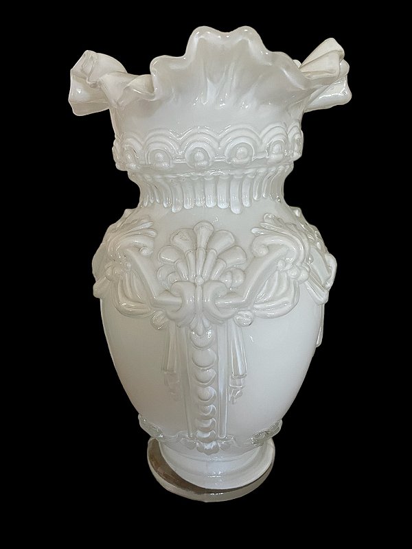Antigo e lindo vaso em vidro opalinado em formato de flor, cor branca, mede 30x20 cm largura