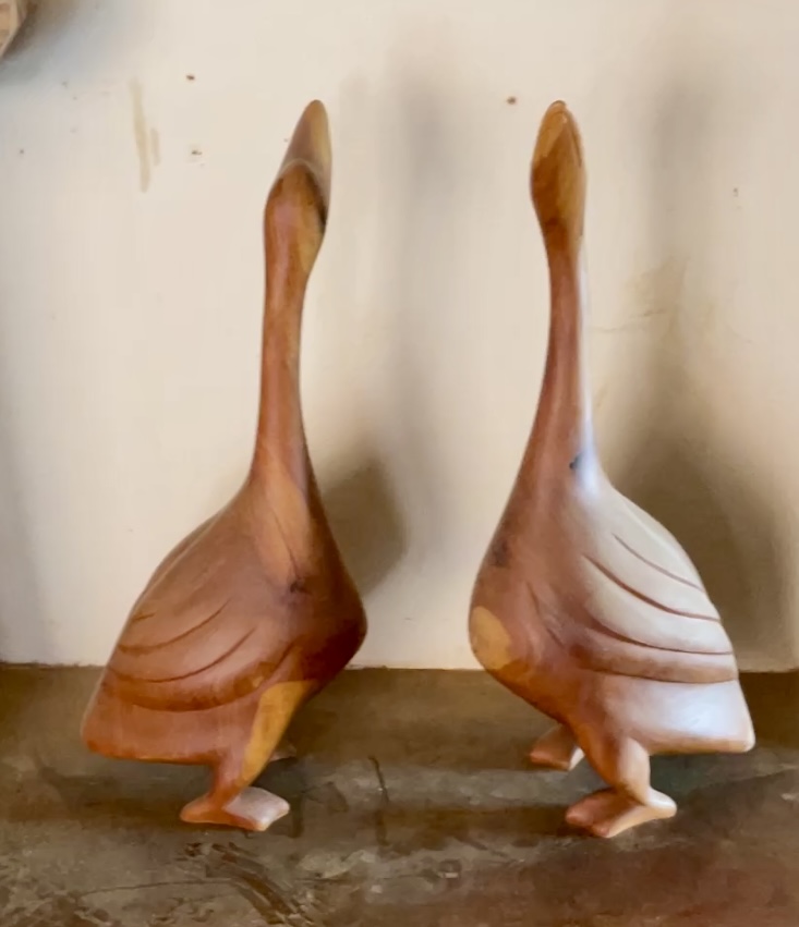 Par de lindas esculturas em madeira pereira, representando casal de ganso , impecáveis, mede 90 cm