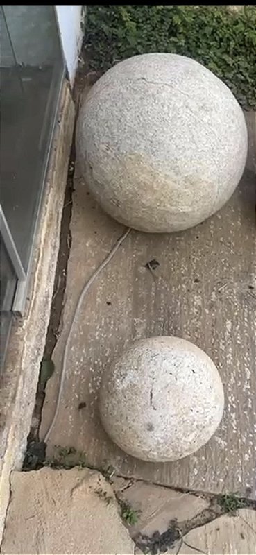 Duas esferas em pedra apicuada medindo 22 e 34 cm