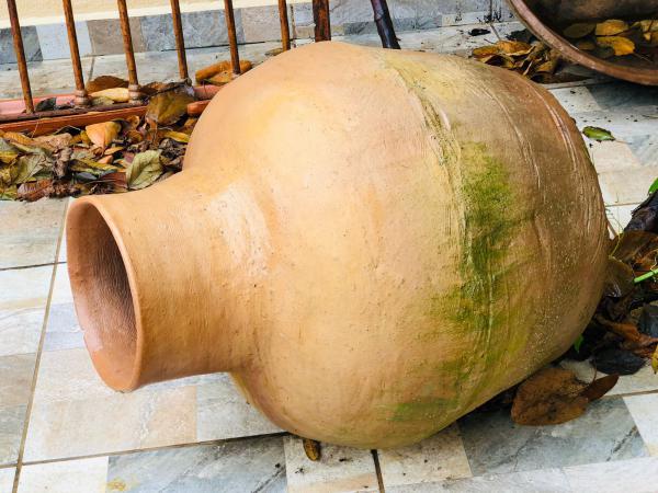 Grande e imponente vaso de barro bojudo mede 80x70 cm diâmetro