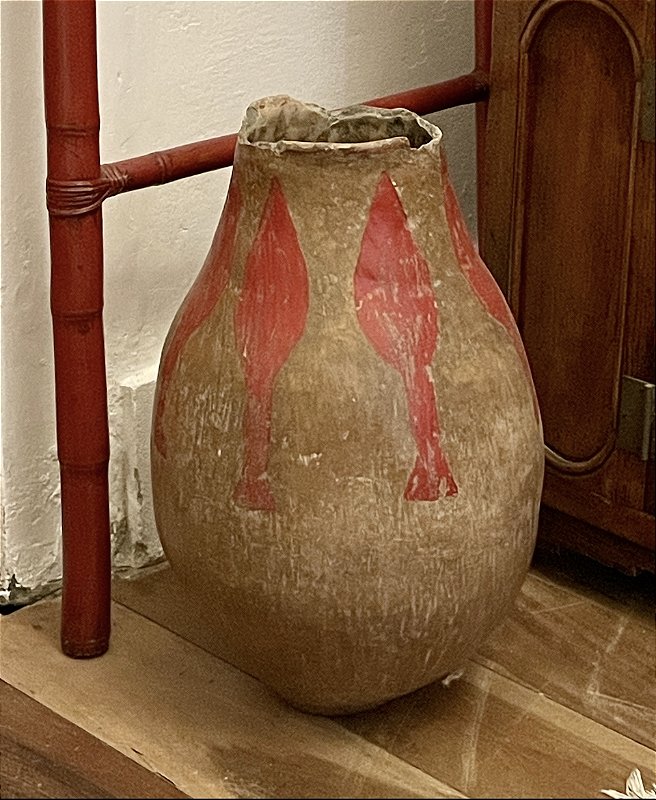 Diferente vaso de barro , antigo, com pintura em vermelho representando folhas, mede 53 cm altura