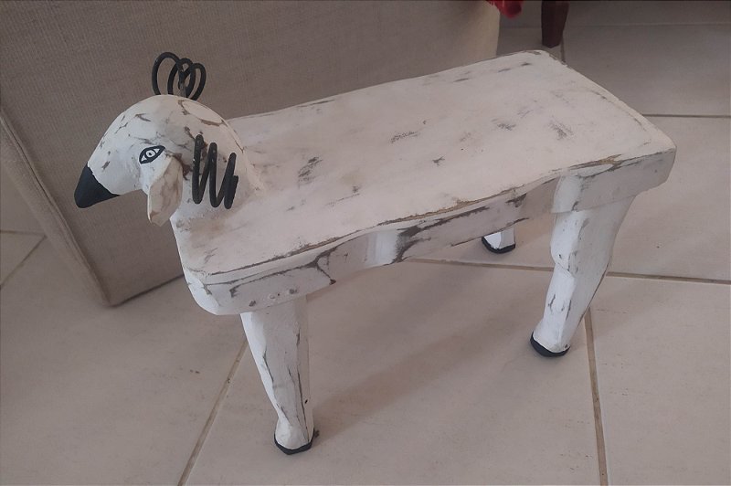 Banco ou mesa de apoio , escultura em madeira em forma de ovelha com pátina branca, ideal para quartos infantis, fazendinha