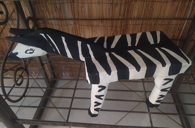 Banco ou mesa de apoio , escultura em madeira em forma de zebra , pintada a mão nas cores branca e preta, resistente, arte brasileira, ideal para quartos infantis , fazendas