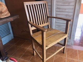 Cadeira com braço, feito em madeira nobre, resistente, super confortável, ótimo estado, com encosto em ripas de madeira e suporte para os pés
