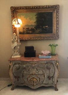 Antiga comoda francesa, bombê, entalhada com detalhes em ouro, puxadores em bronze, pátina branca com tampo de mármore rosa com moldura e duas  gavetas, mede 1,25x55x85 cm de altura
