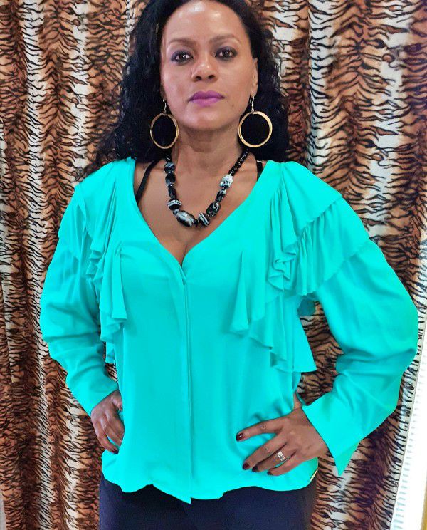 Camisa Jeanseria em Viscose Babado nos Ombros
